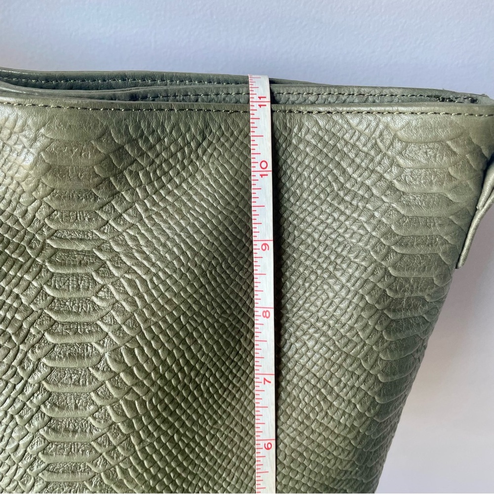Stone Mountain Olive Green Reptile-Textured Leather Crossbody Bag NWOT - Picture 16 of 16